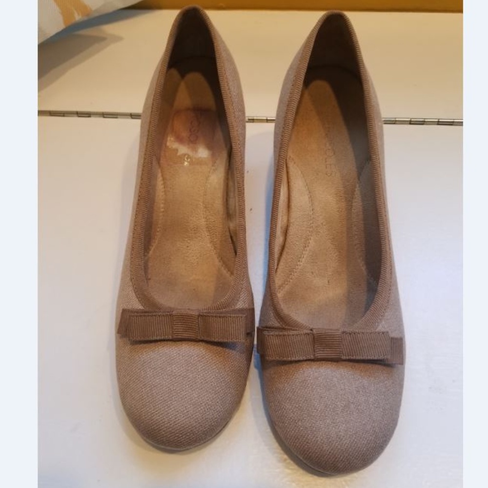 Aerosoles Round Toe Pumps Tan and Brown